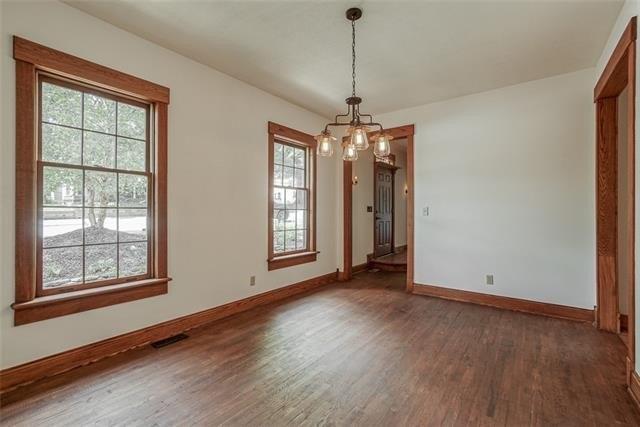 Main St, Parkville, MO 64152