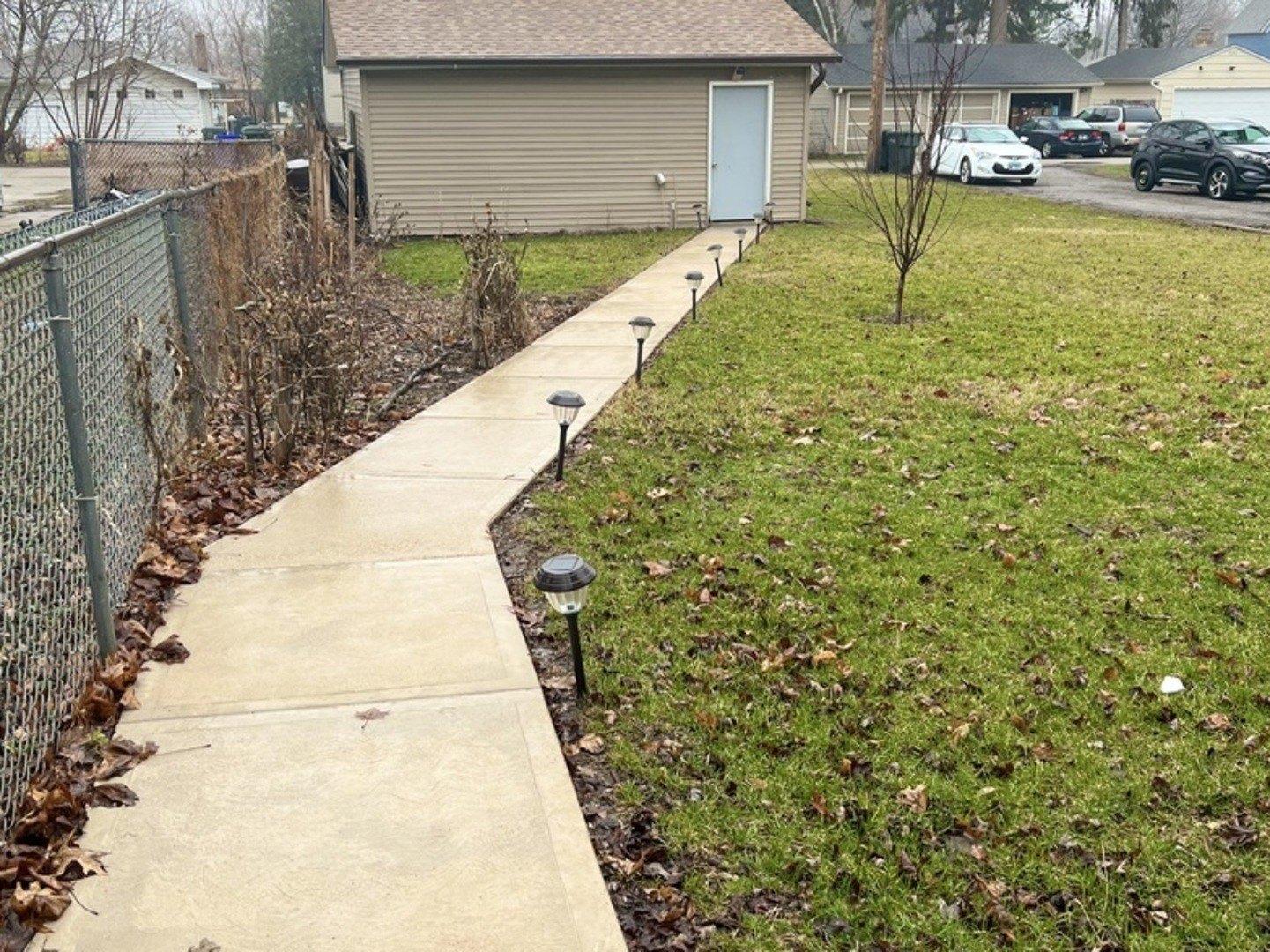 Emmaus Ave, Zion, IL 60099