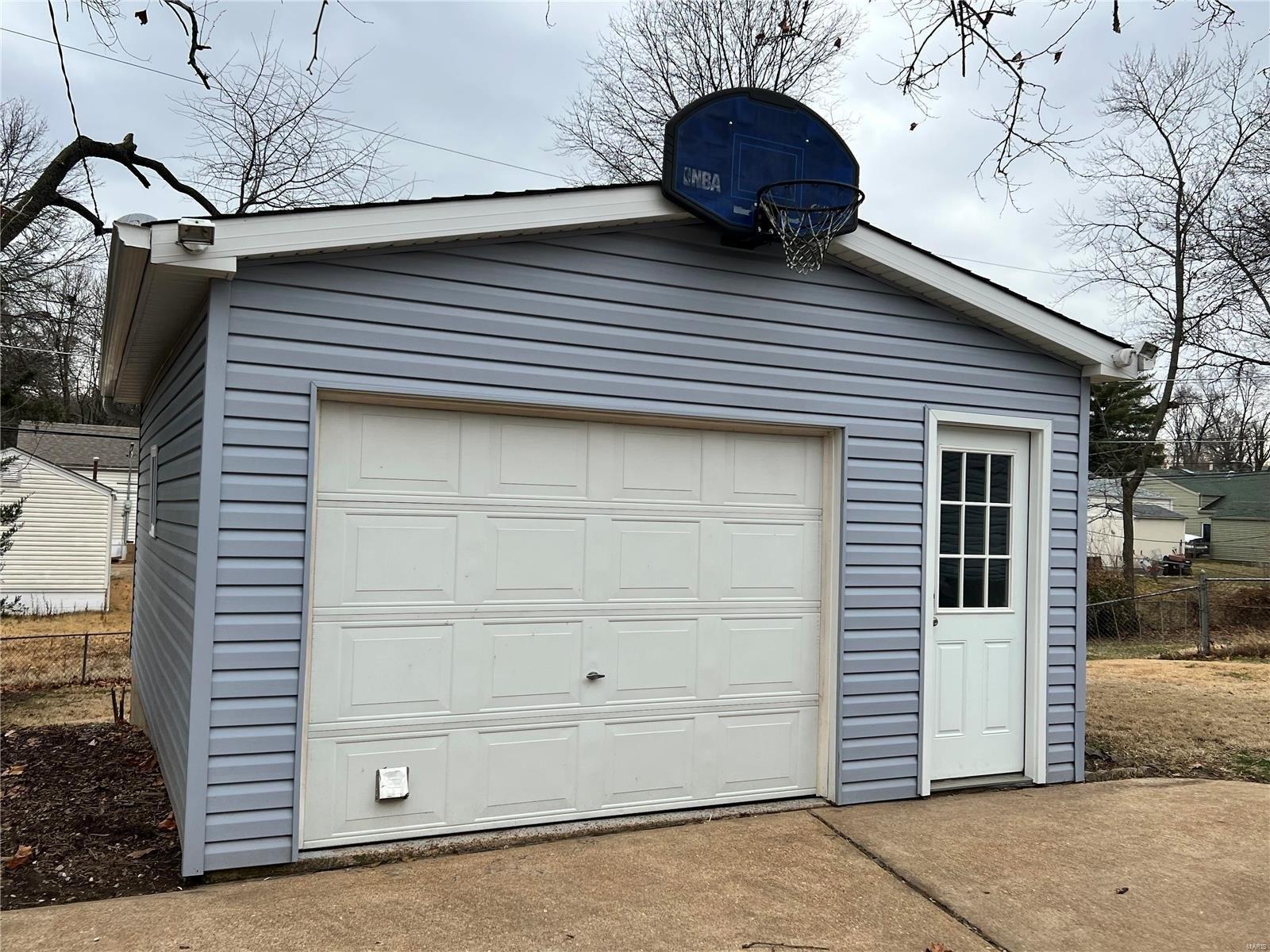 Krem Ave, Saint Ann, MO 63074