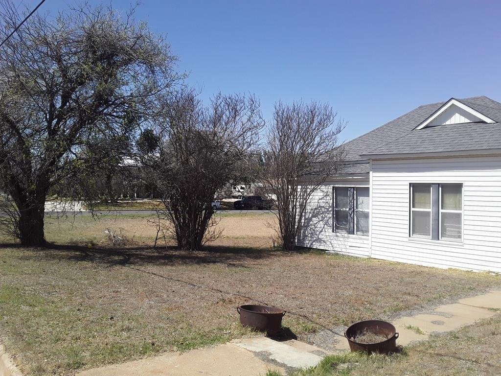 E Ellis St, Llano, TX 78643