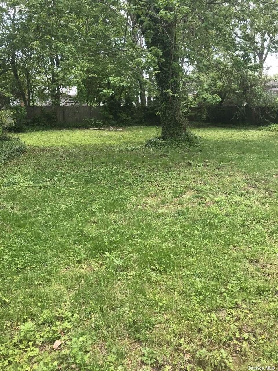 Gardiner Dr, Bay Shore, NY 11706