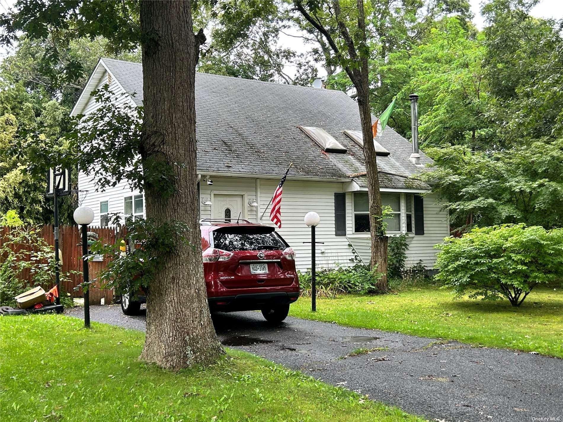 Pinewood Dr, Shirley, NY 11967