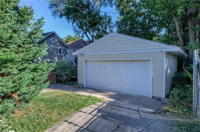E 33rd St, Kansas City, MO 64109