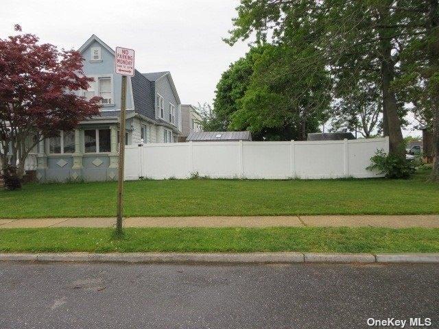 Lexington Ave, Freeport, NY 11520
