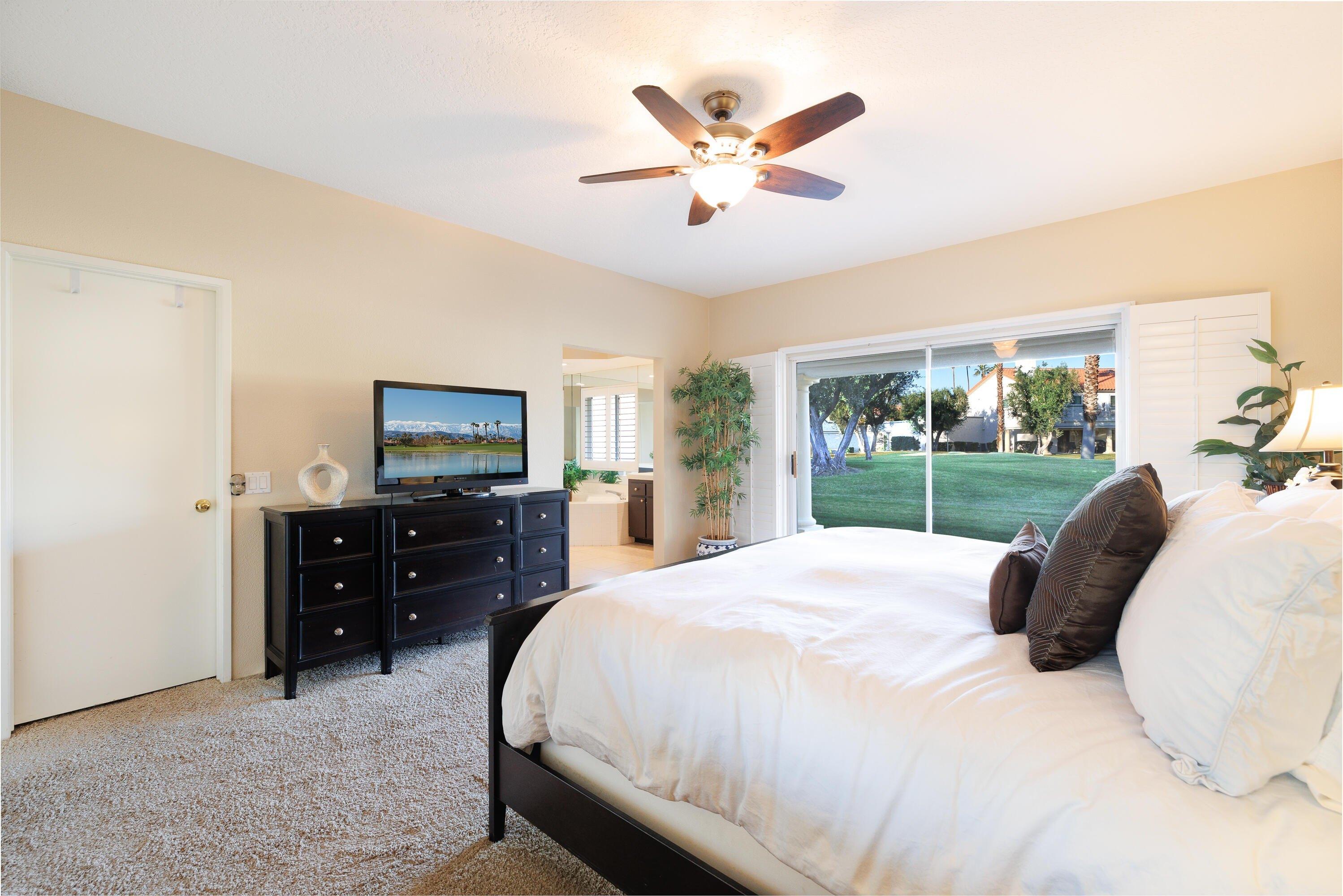 Vista Lago Cir N, Palm Desert, CA 92211