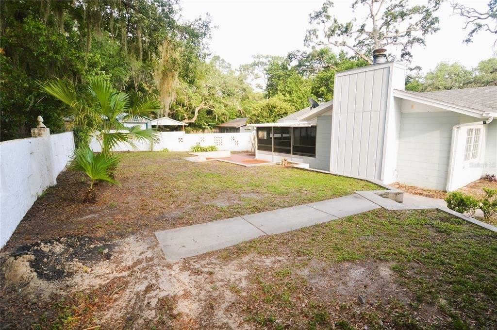 Woodland Cir, Dade City, FL 33523