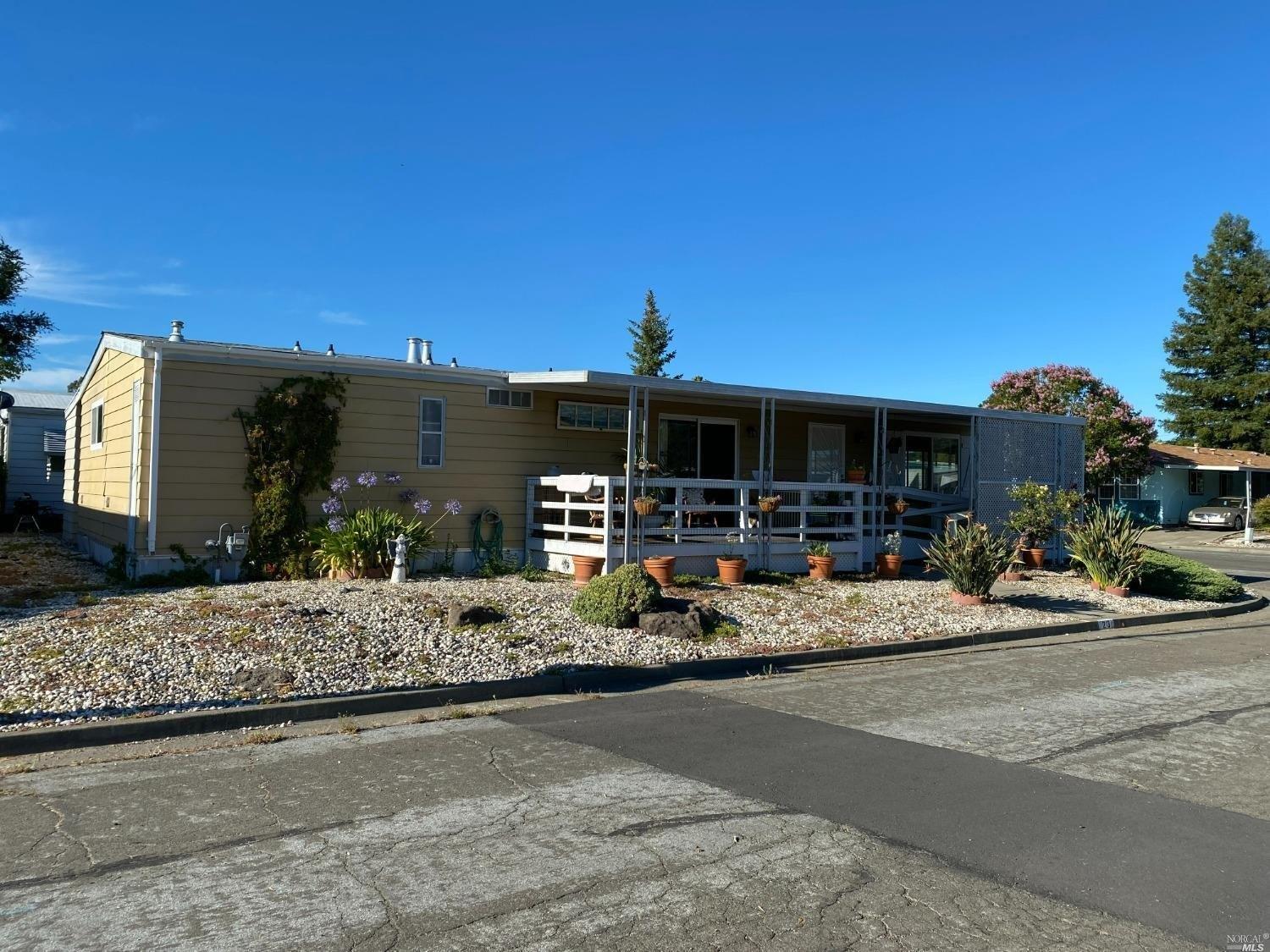 Westgate Cir, Santa Rosa, CA 95401