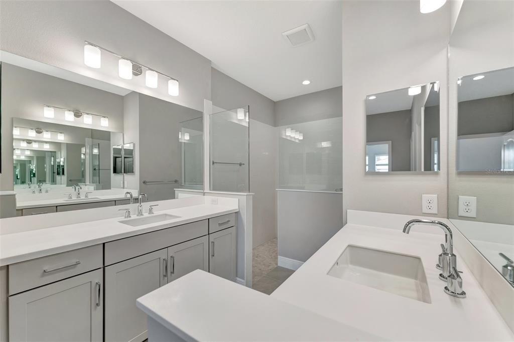 Light Sky Ln, Bradenton, FL 34211