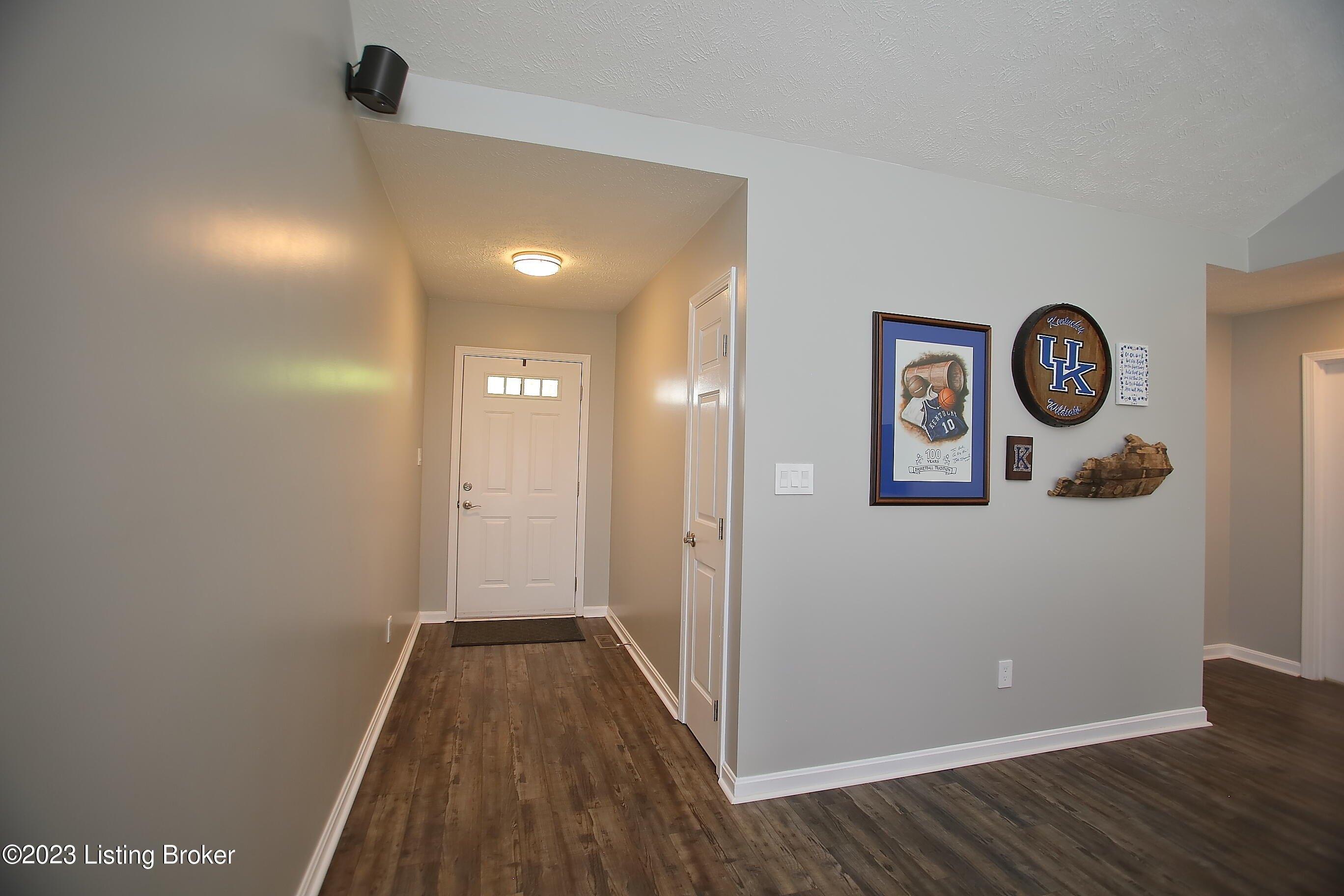 Oak Pointe Dr, Louisville, KY 40245