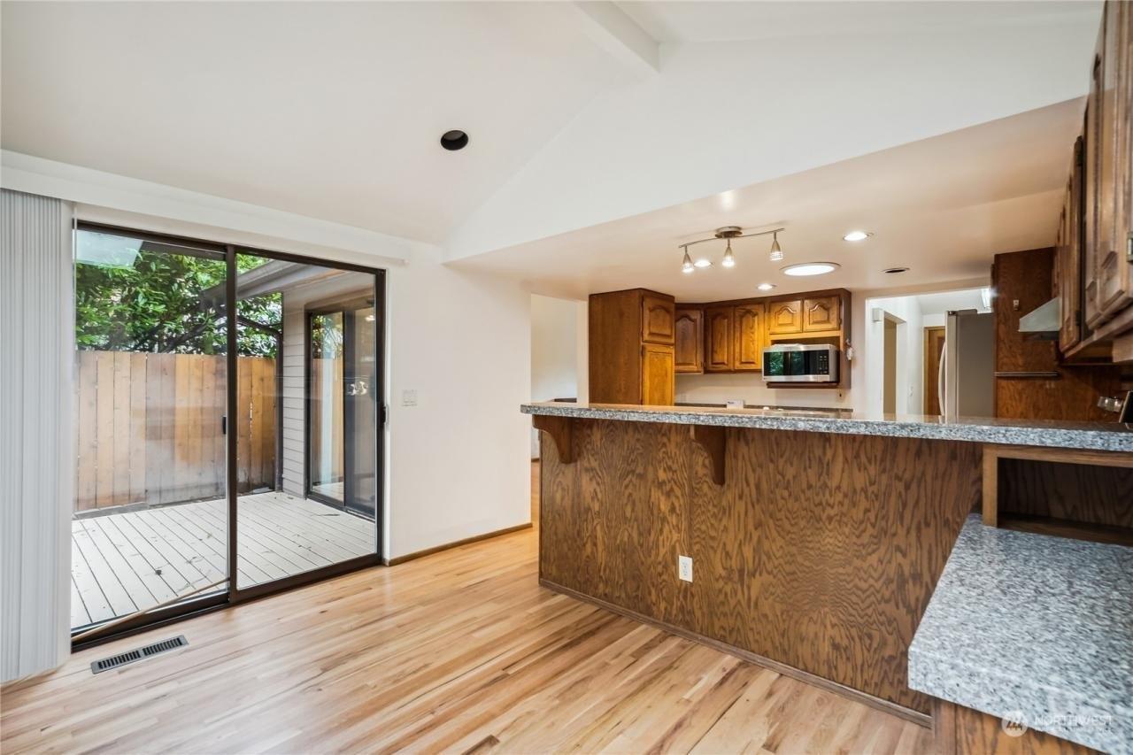 Ne 35th St, Bellevue, WA 98008