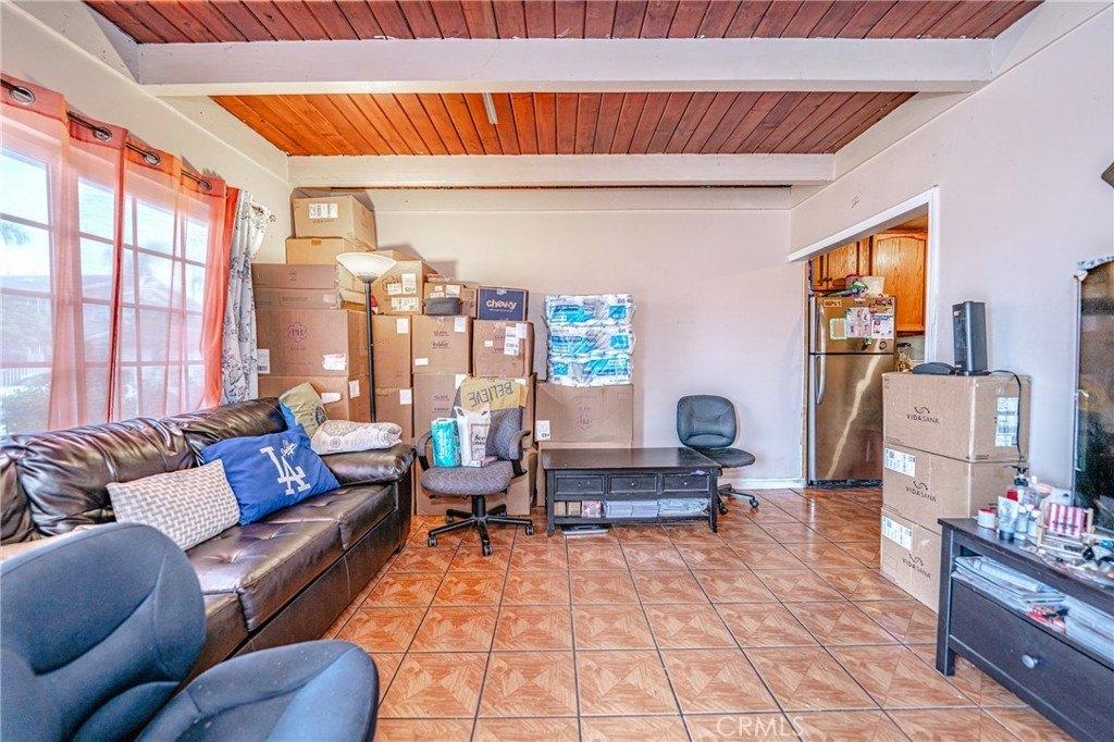 E 76th St, Los Angeles, CA 90001