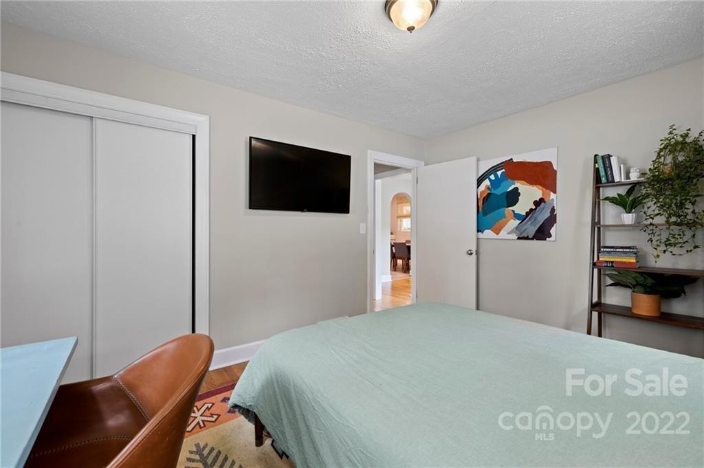 Holly Tree Cir, Hendersonville, NC 28792