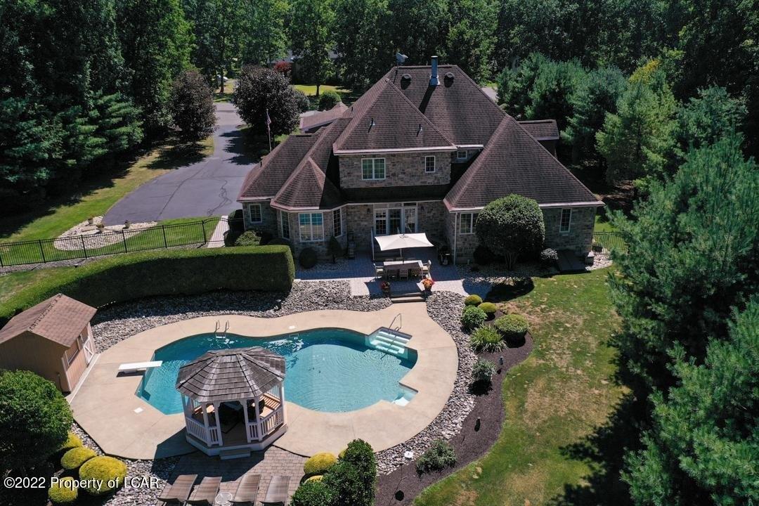 Eight Iron Dr, Mountain Top, PA 18707