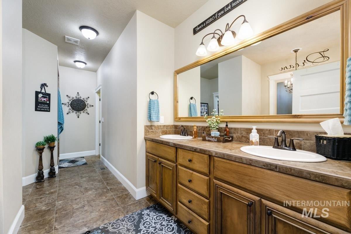 N Claret Cup Way, Meridian, ID 83646