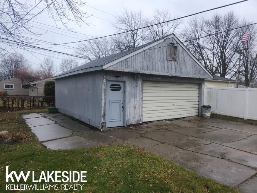 Gladstone St, Saint Clair Shores, MI 48081