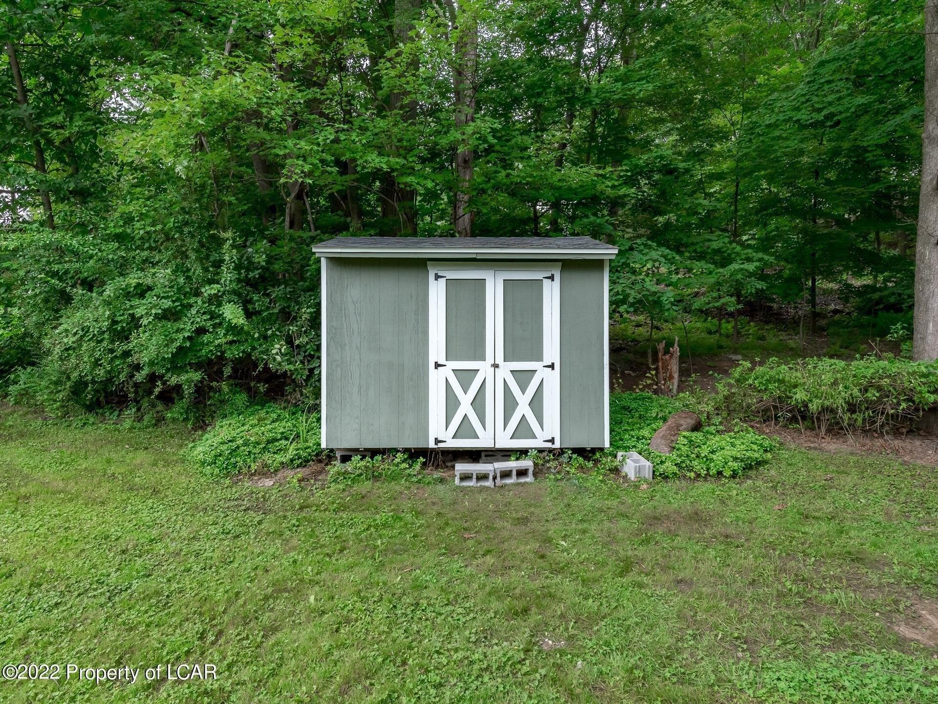 Lawn Ave, Shavertown, PA 18708