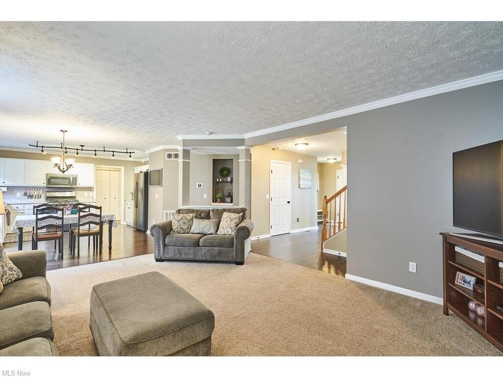 Whippoorwill Ln, Wadsworth, OH 44281