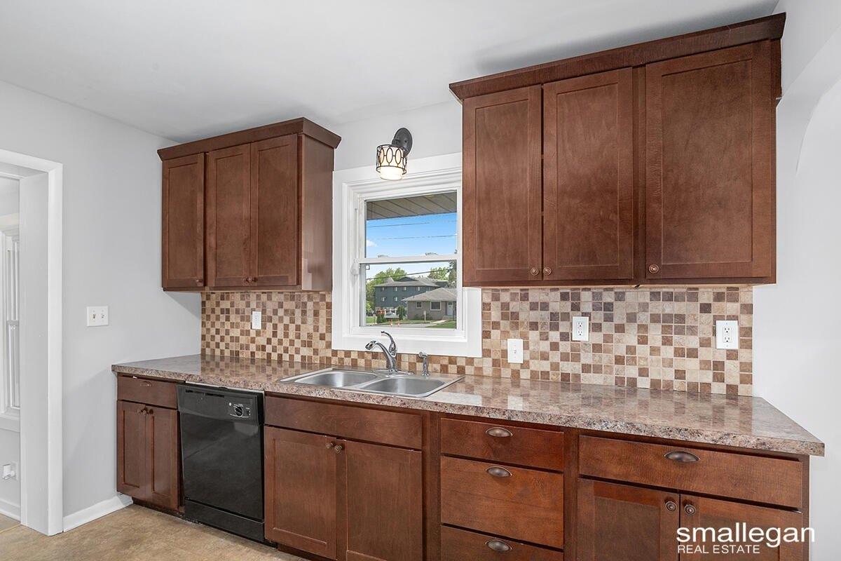 32nd St Se, Grand Rapids, MI 49512