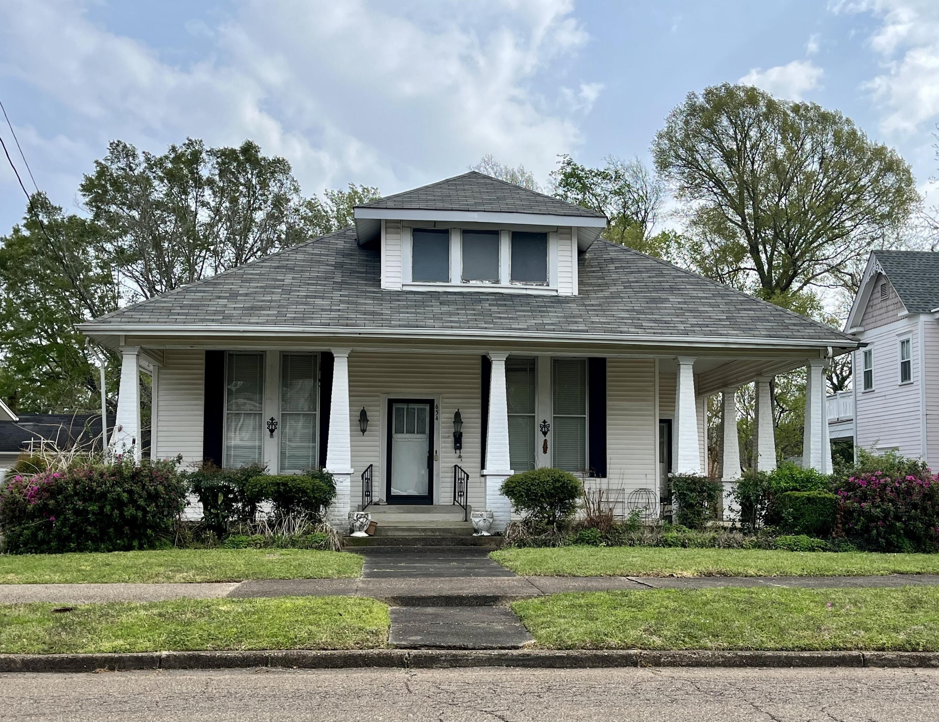 E Broad St, West Point, MS 39773