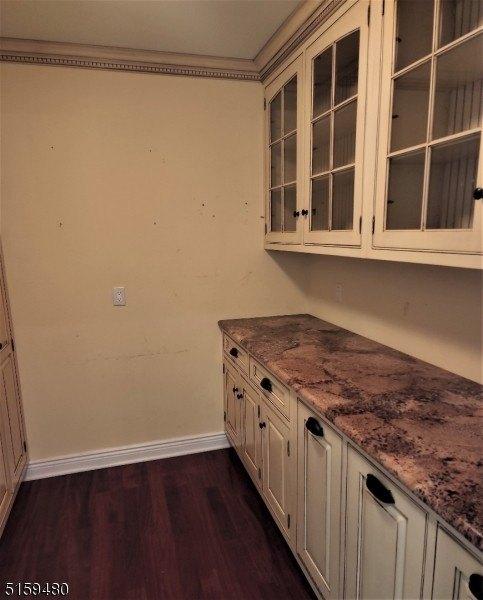 Meadow Ln, Roseland, NJ 07068
