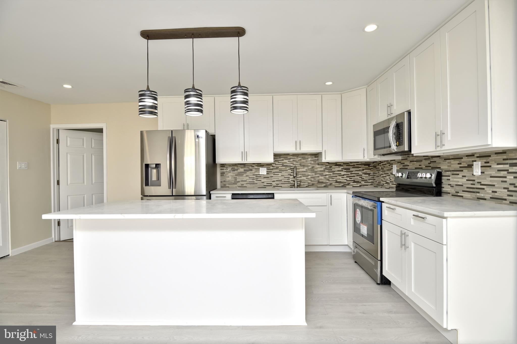 Garden Ln, Levittown, PA 19055