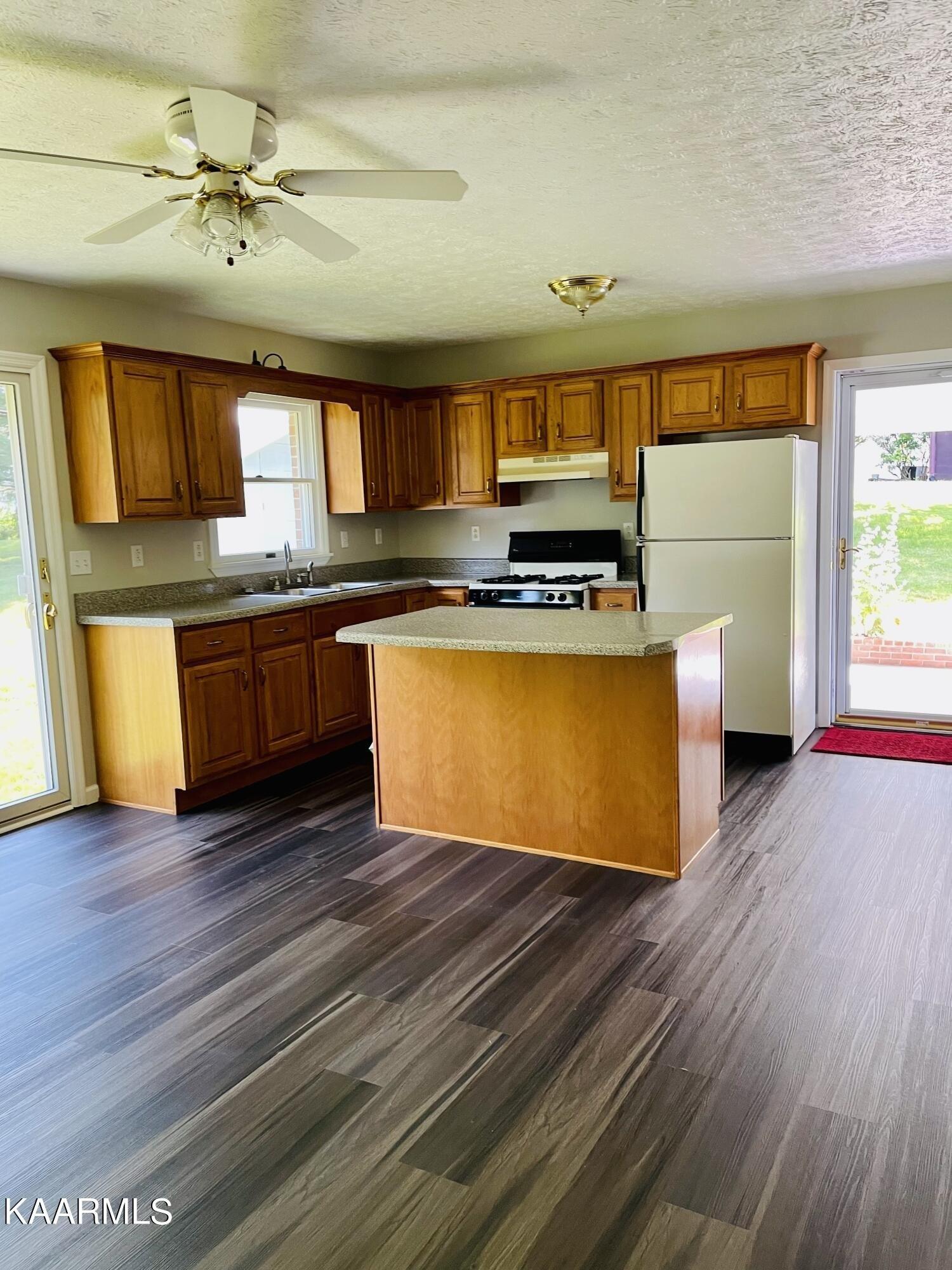 Lawrence St, New Tazewell, TN 37825