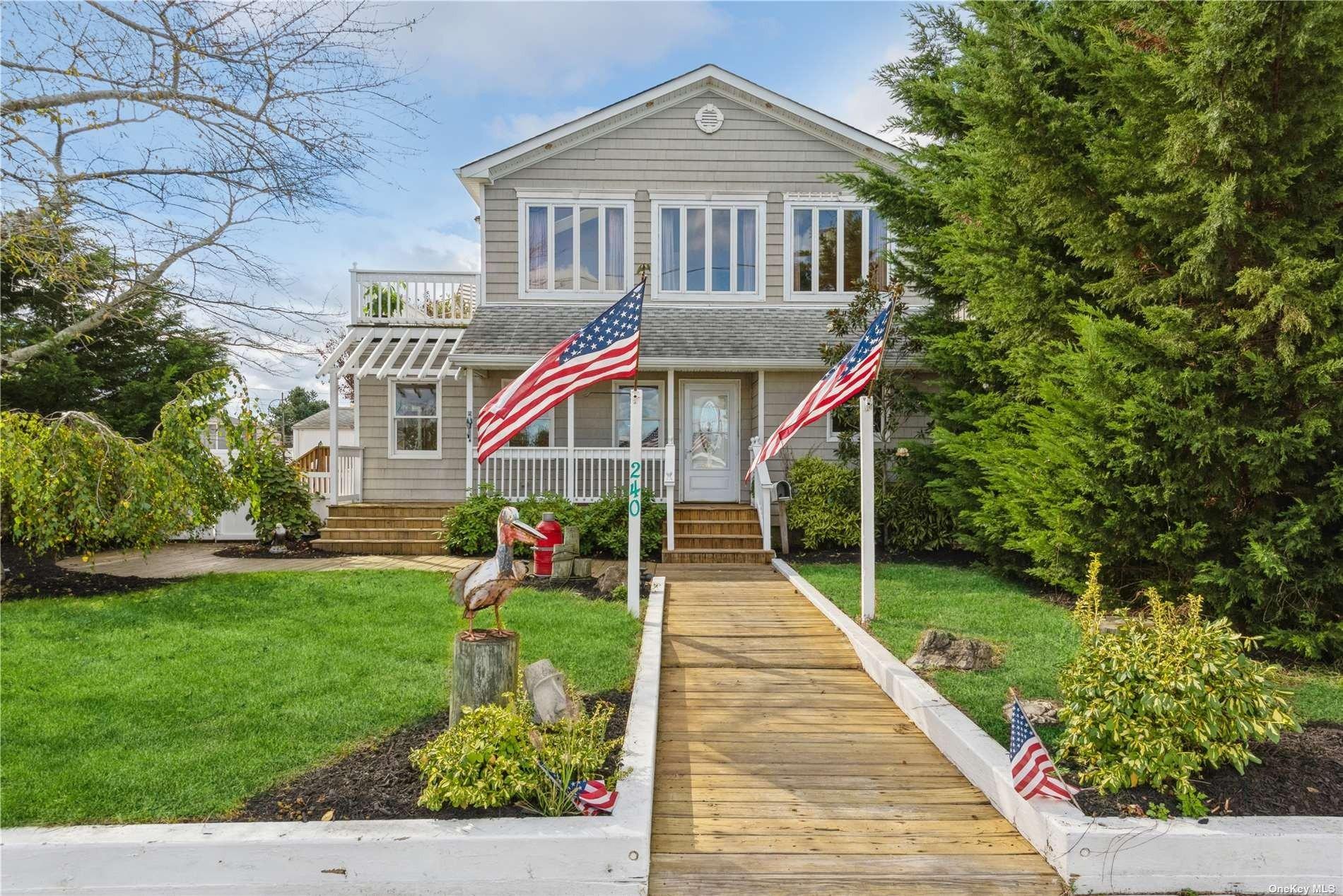W Riviera Dr, Lindenhurst, NY 11757