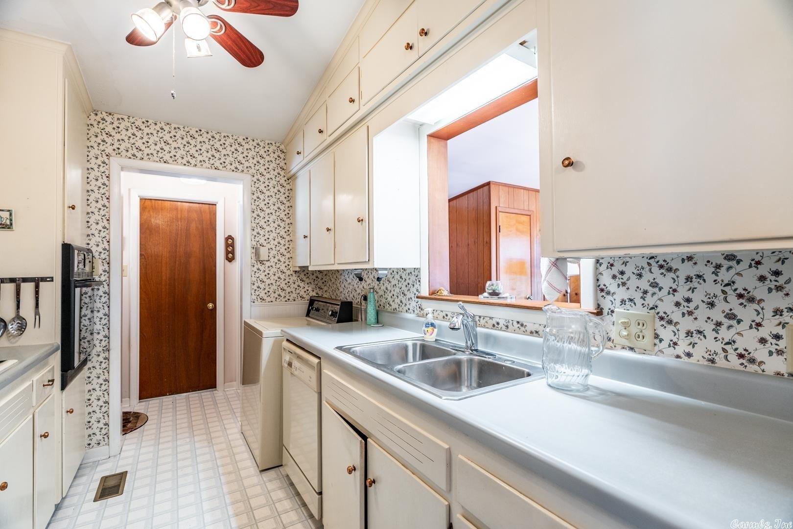 Poinsetta Dr, Little Rock, AR 72205