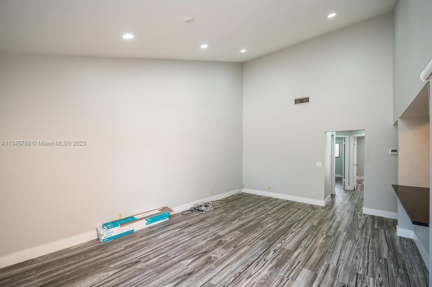 Sw 24th St, Davie, FL 33324