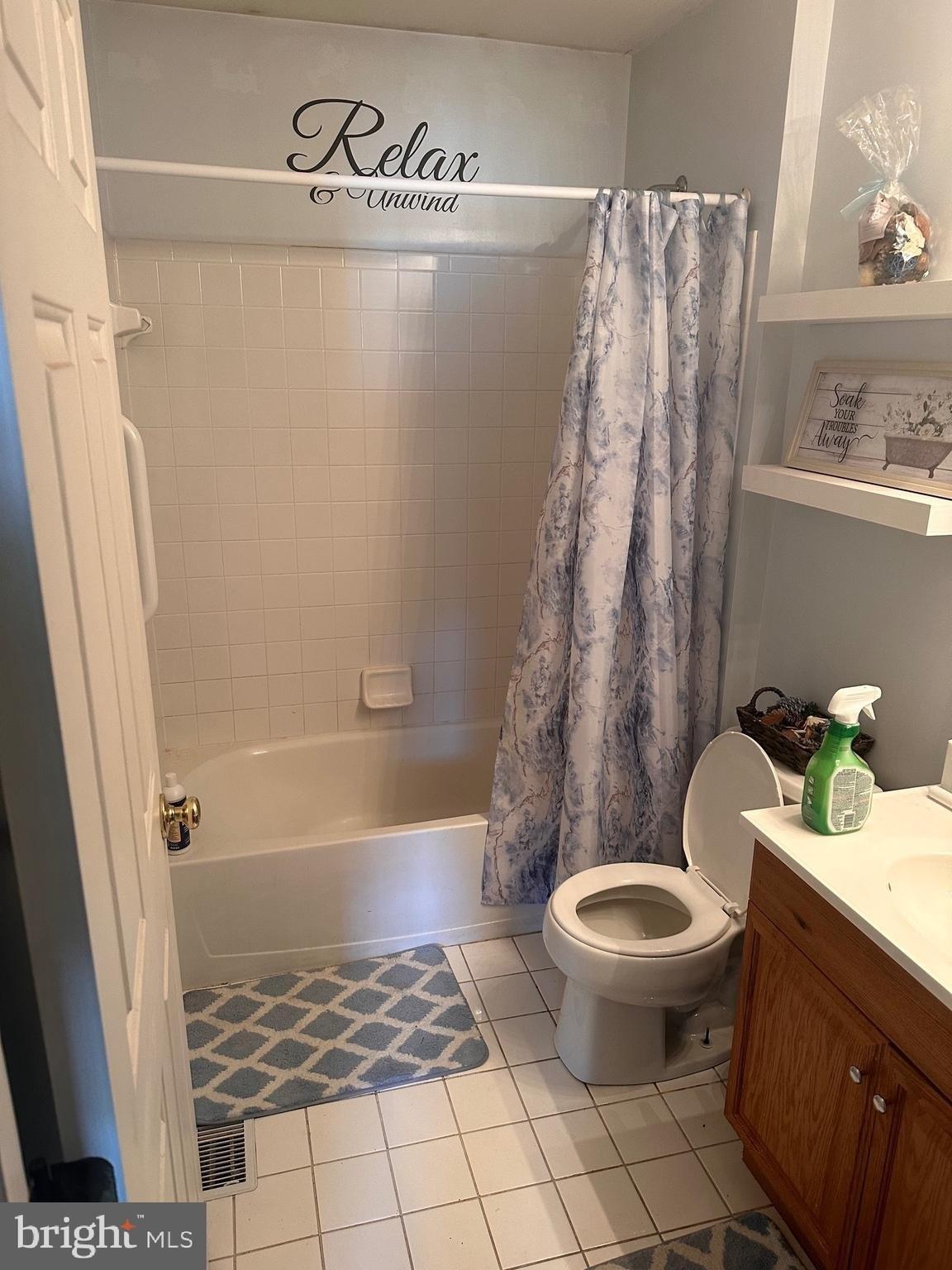 Charleston Dr, Sicklerville, NJ 08081