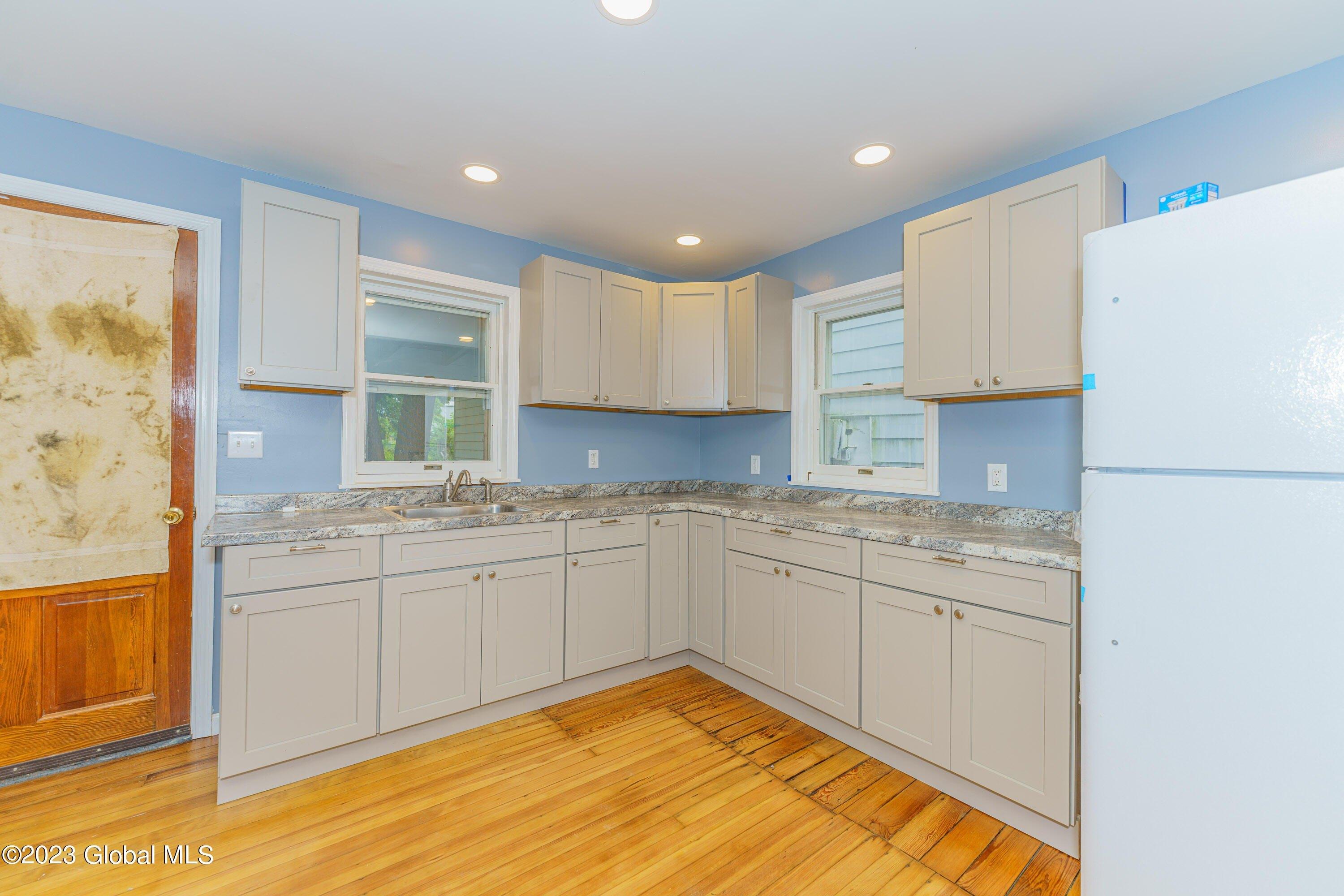5th Ave, Troy, NY 12182