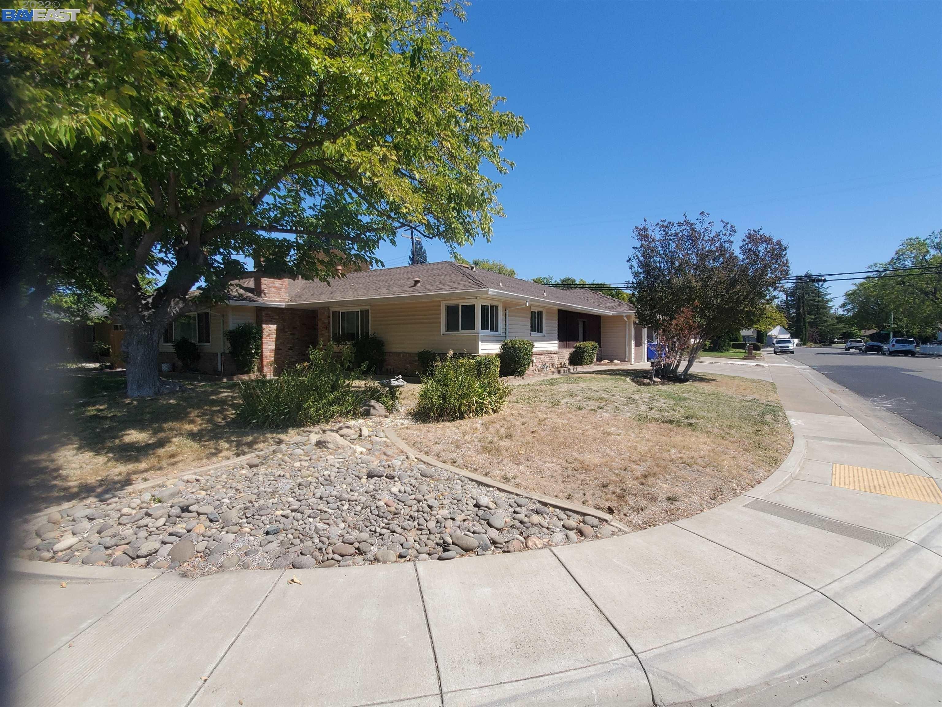 Sara St, Elk Grove, CA 95624