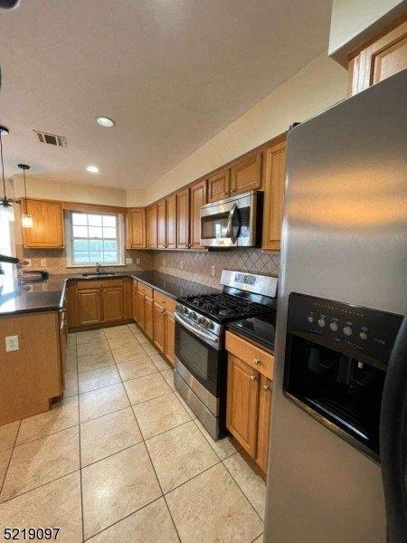 Harbor Front Ct, Elizabethport, NJ 07206