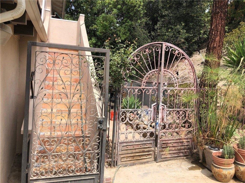 Matula Dr, Tarzana, CA 91356