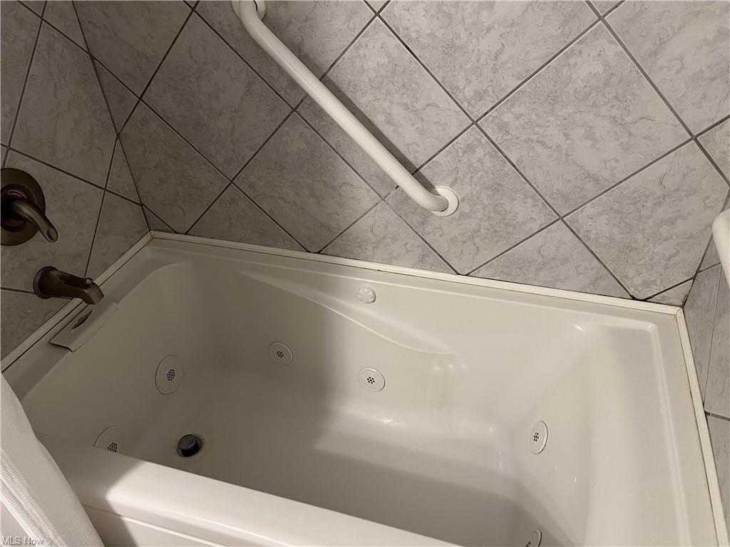 Westhampton Dr, Youngstown, OH 44515
