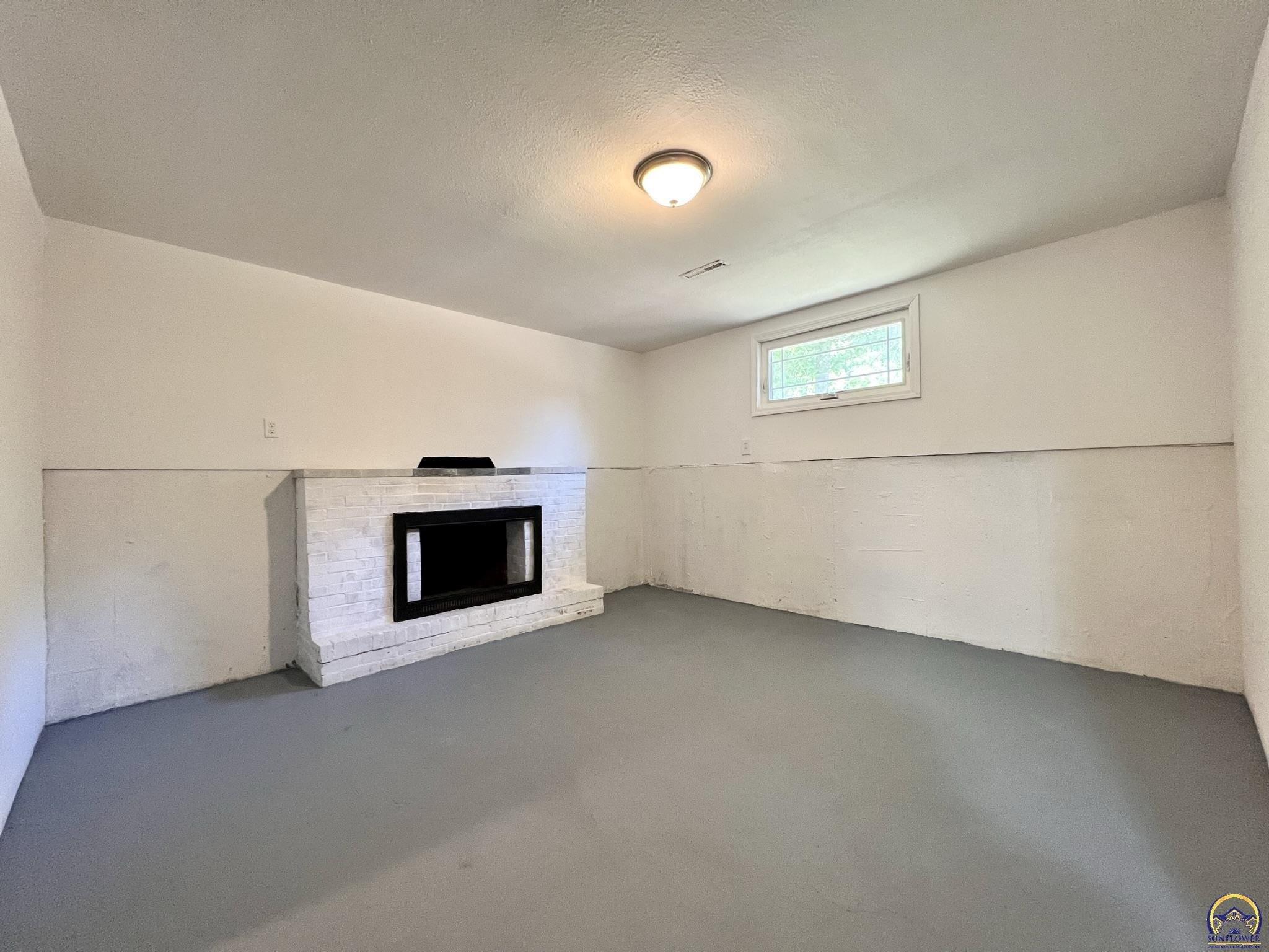 Woodcrest Ln, Ozawkie, KS 66070