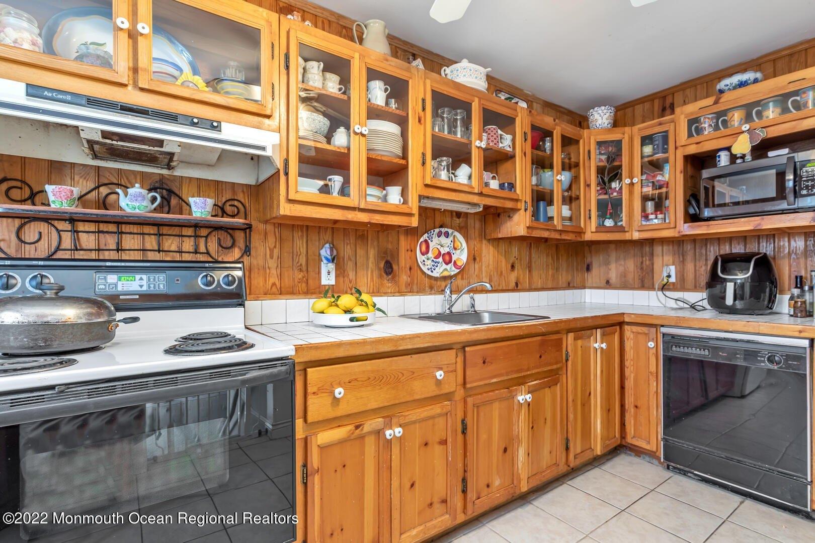 Virginia Ave, Hazlet, NJ 07730