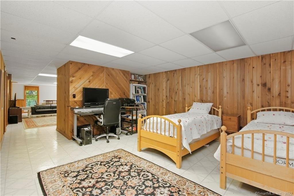 Davenport Farm Ln E, Stamford, CT 06903