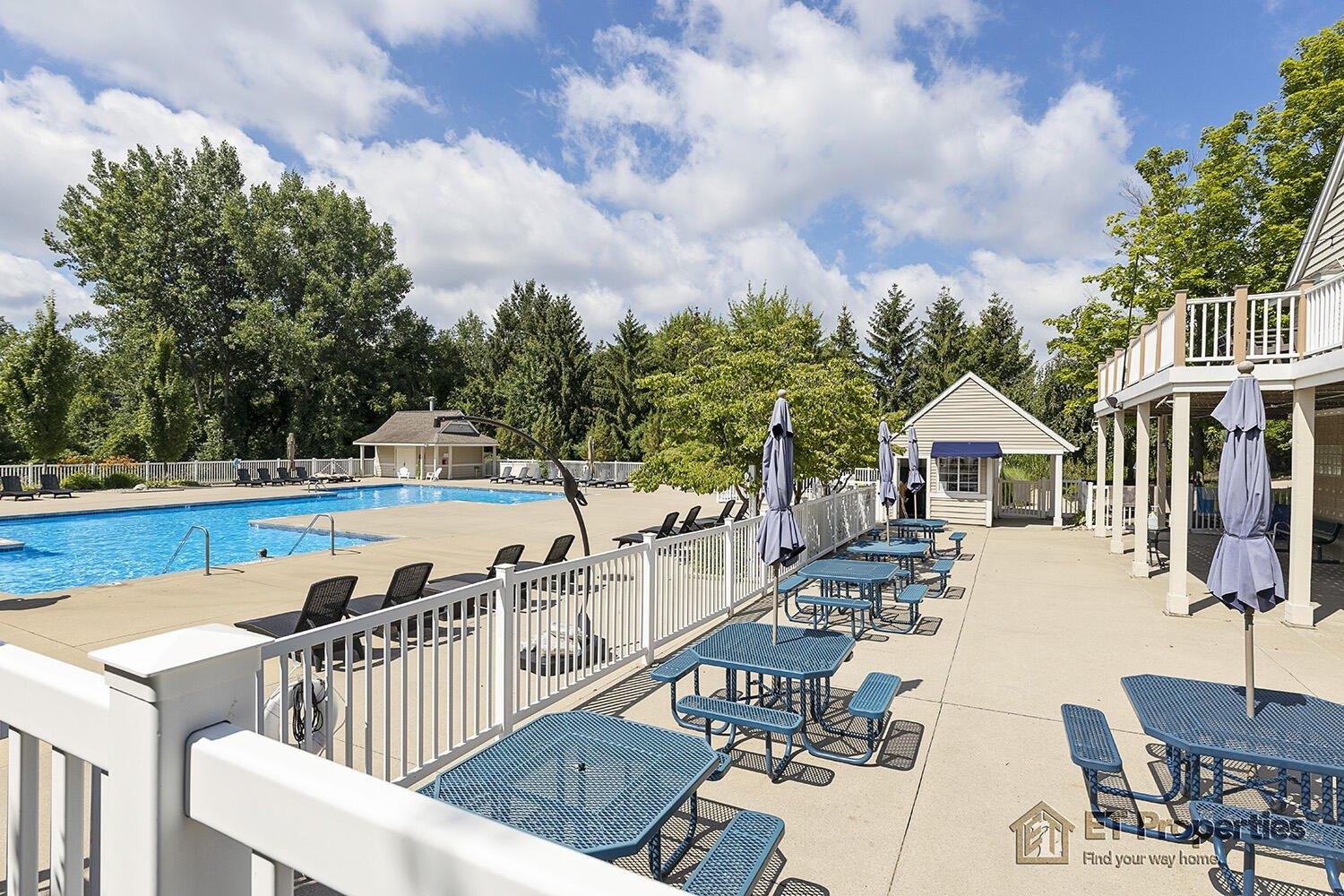 E Grove Dr Se, Grand Rapids, MI 49512