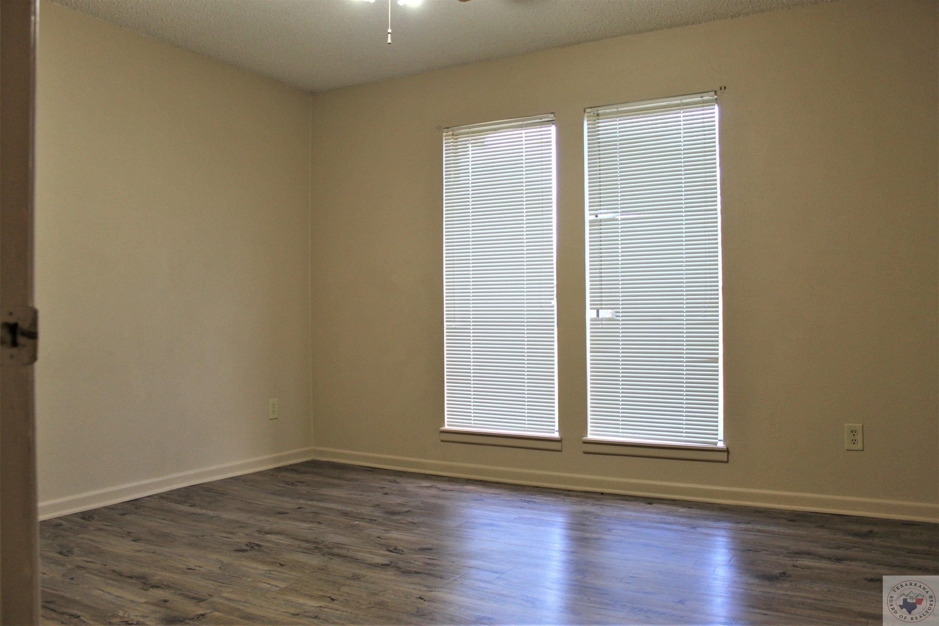 Rex Ave, Hooks, TX 75561