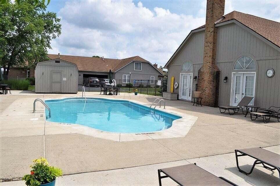 Willowside Ln, Grove City, OH 43123