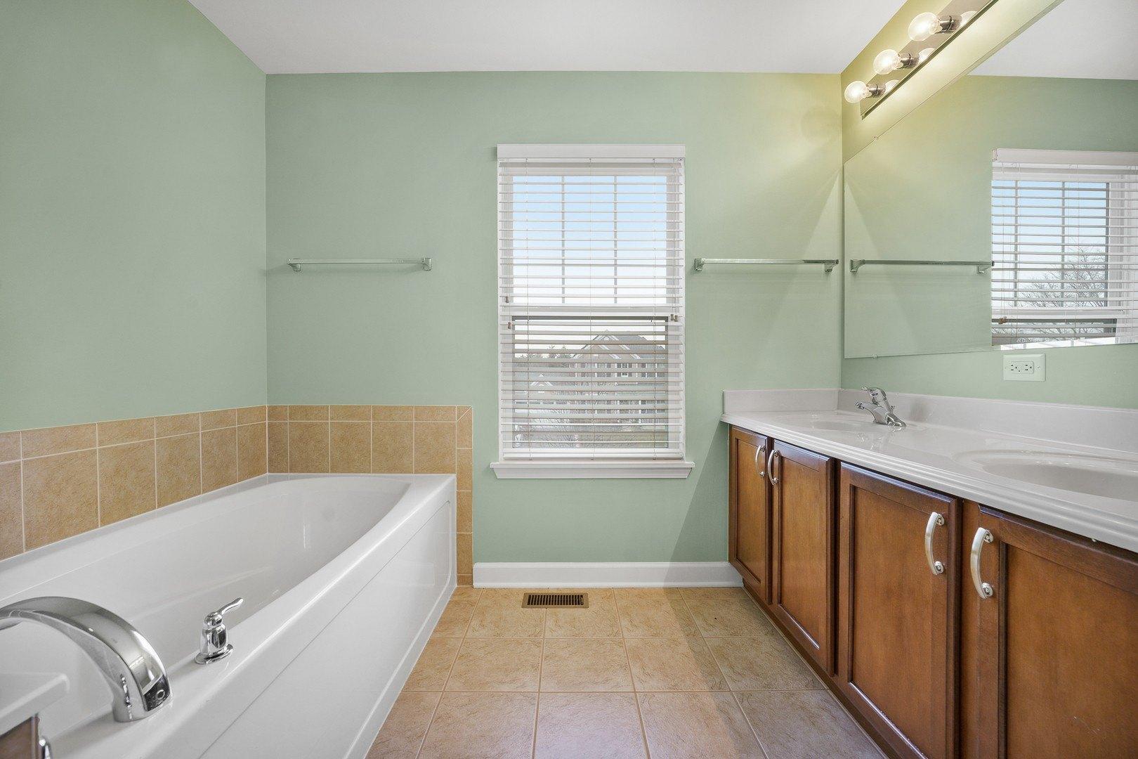Portage Ave, Wauconda, IL 60084