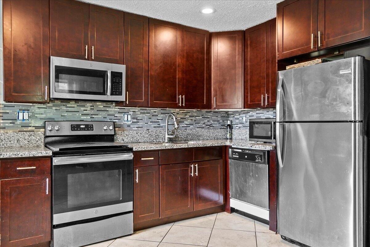 Ne 10th Ave, Deerfield Beach, FL 33064