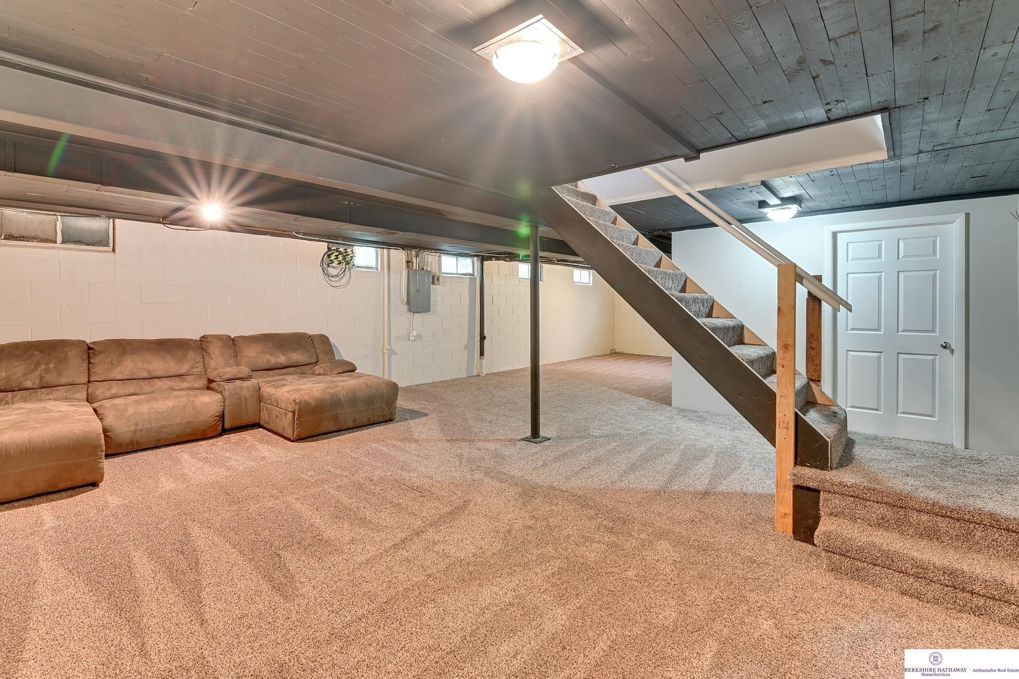 Maenner Dr, Omaha, NE 68114