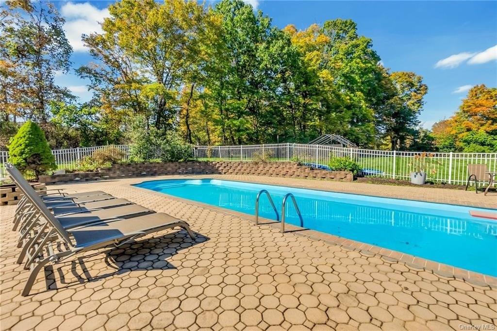 Caroline Dr, Patterson, NY 12563