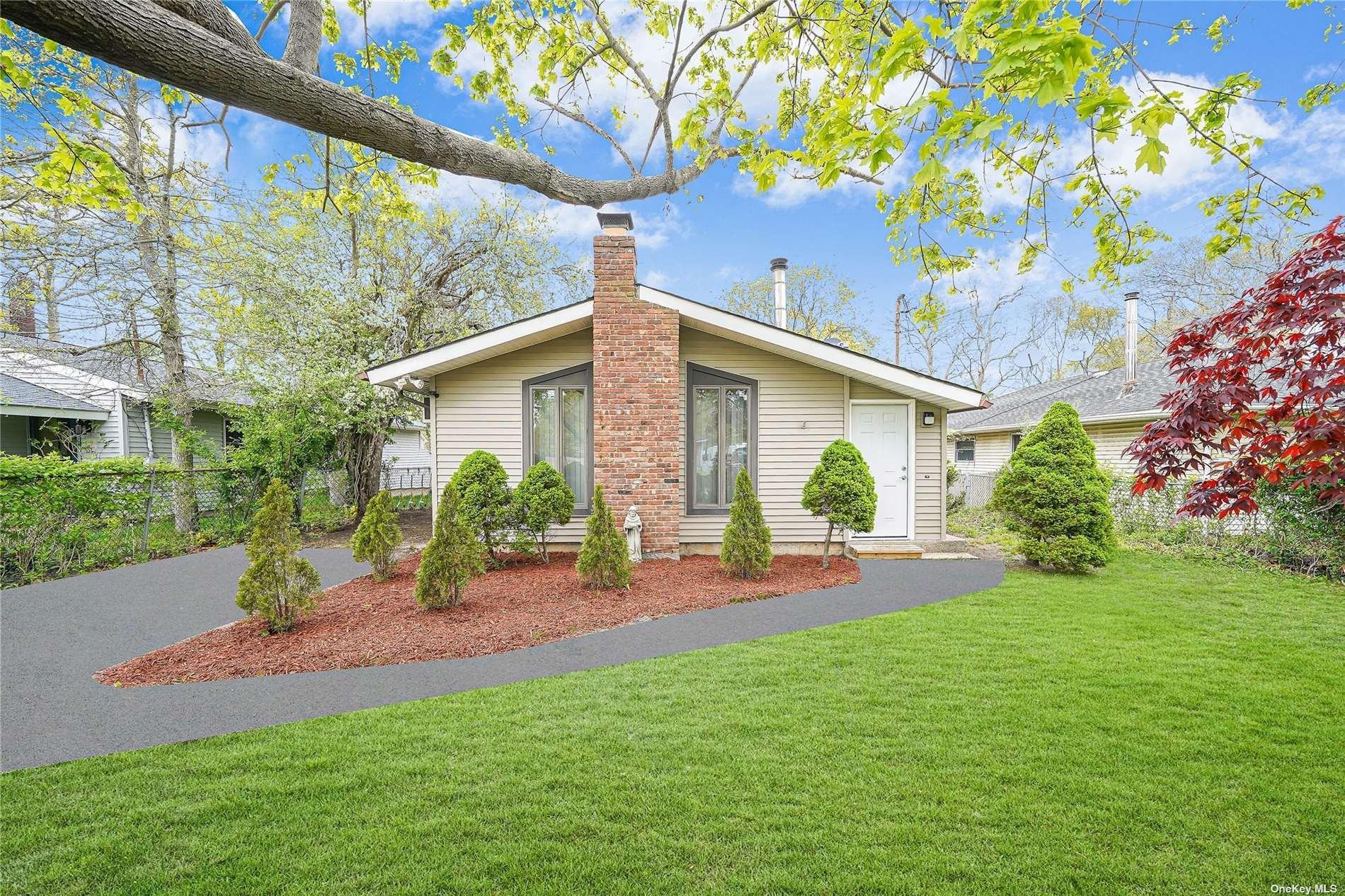Baybright Dr E, Shirley, NY 11967
