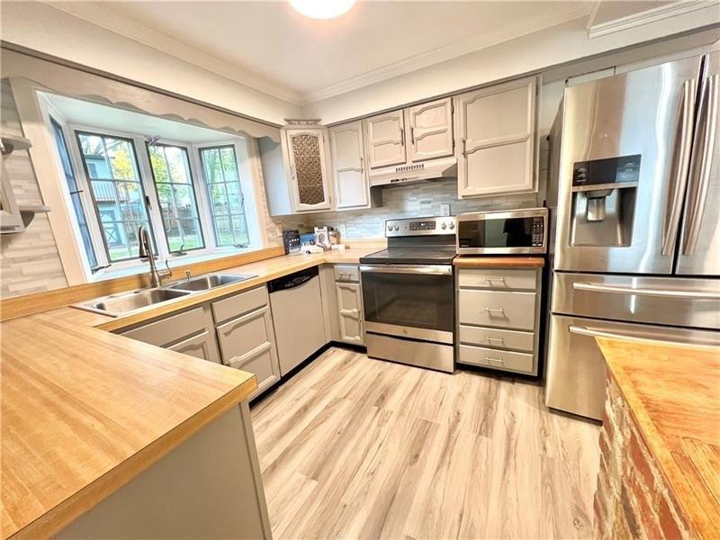 W Northview Ave, New Castle, PA 16105