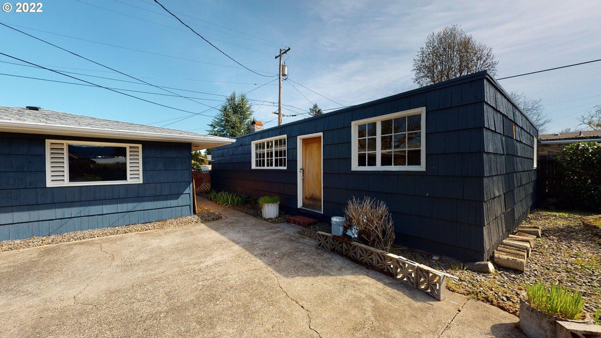 W Hazel St, Roseburg, OR 97471