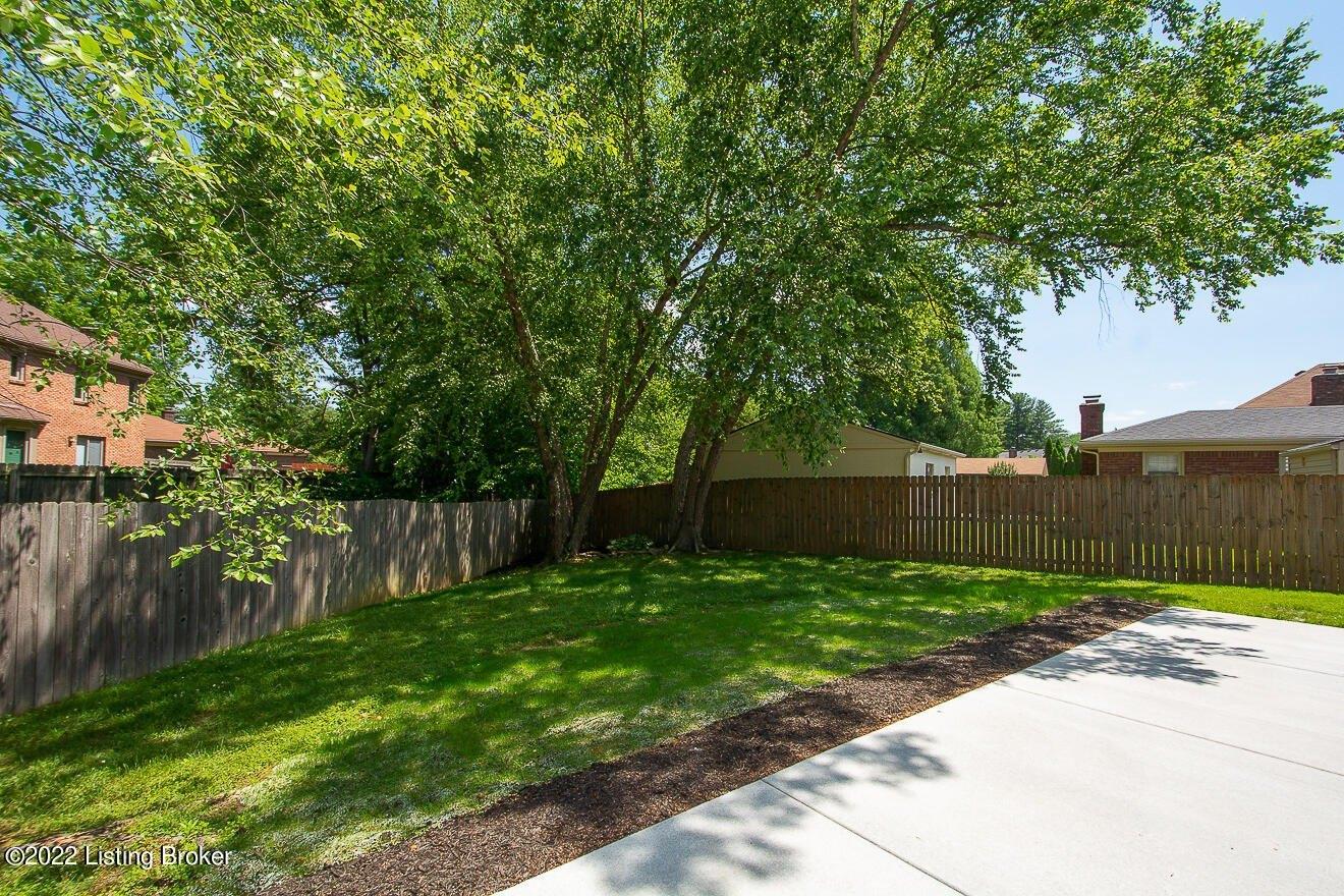 Green Pine Dr, Louisville, KY 40220