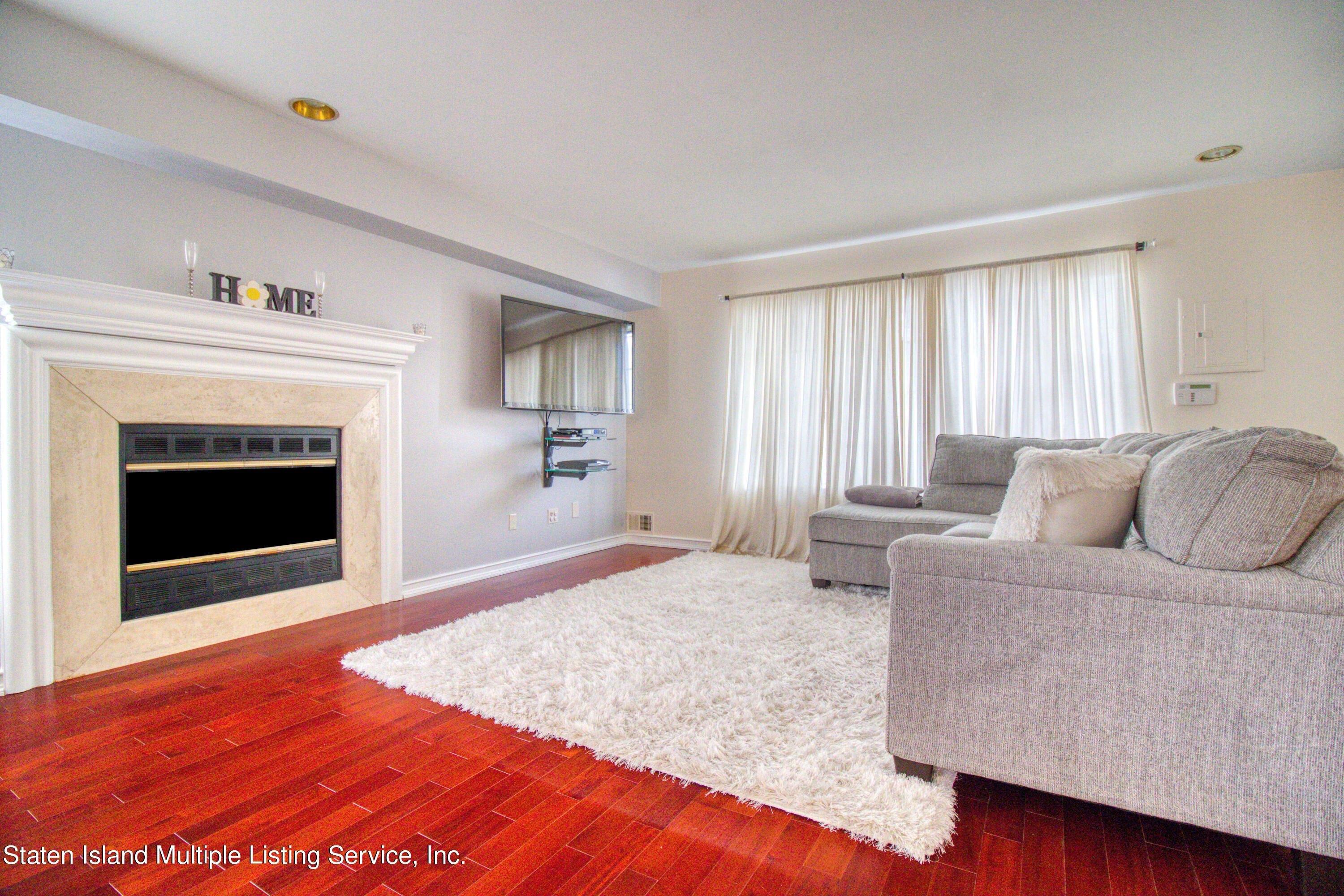 Saturn Ln, Staten Island, NY 10314